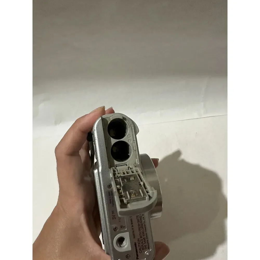 PANASONIC DIGITAL CAMERA LUMIX DMC-LZ2 5.0MP SILVER E2-1 For Parts Repair READ**
